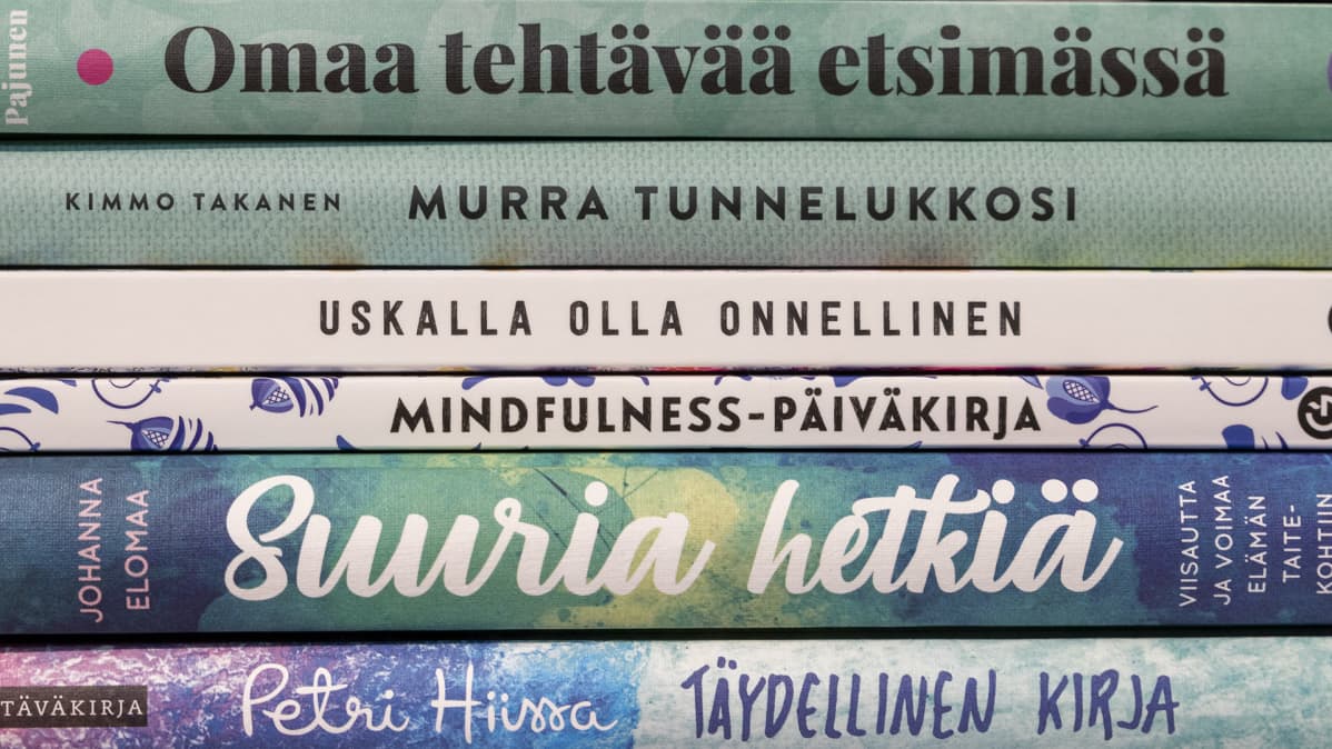 Elämäntaito-oppaita päällekkäin