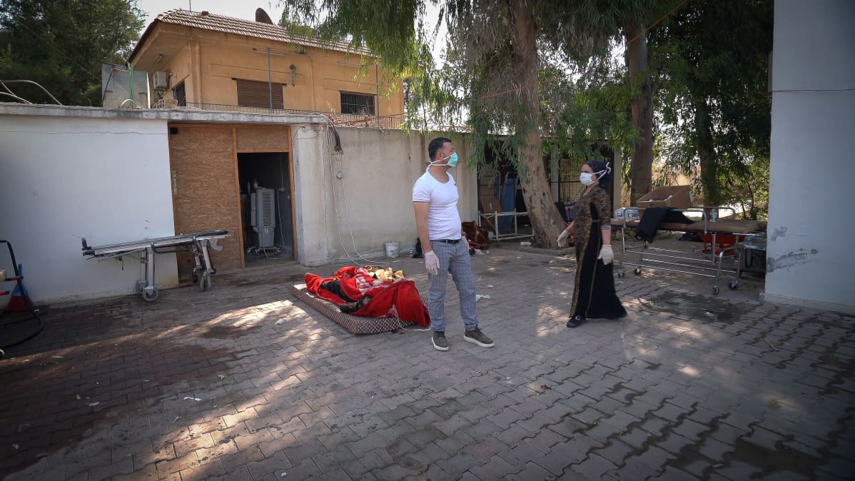 Tal Tamrin sairaalaan Syyrian kurdialueelle on tuotu Turkin iskujen uhreja. Naisen ruumis on peitettu punaisella peitteellä.