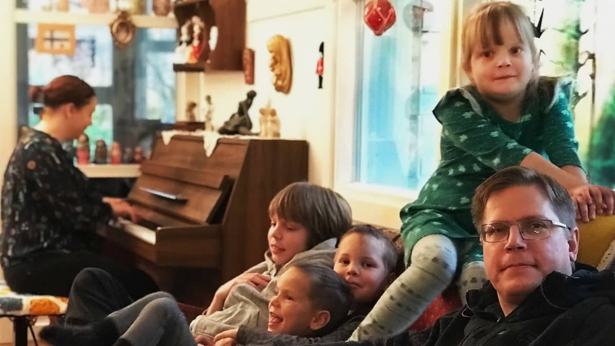 Anssi ja Kaarina Savonen lapsineen.