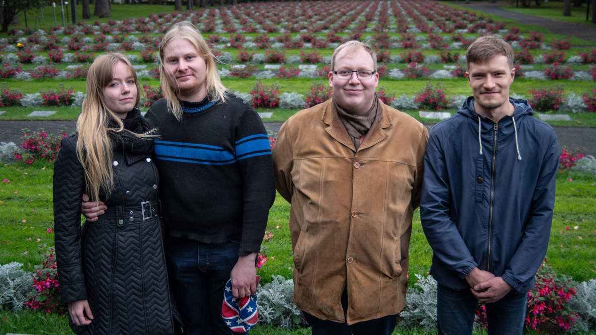 Vasemmalta: Venla Kangasniemi, Miska Kangasniemi, Matti Haapala ja Johannes Sipola seisovat rivissä hautausmaalla Rovaniemellä.