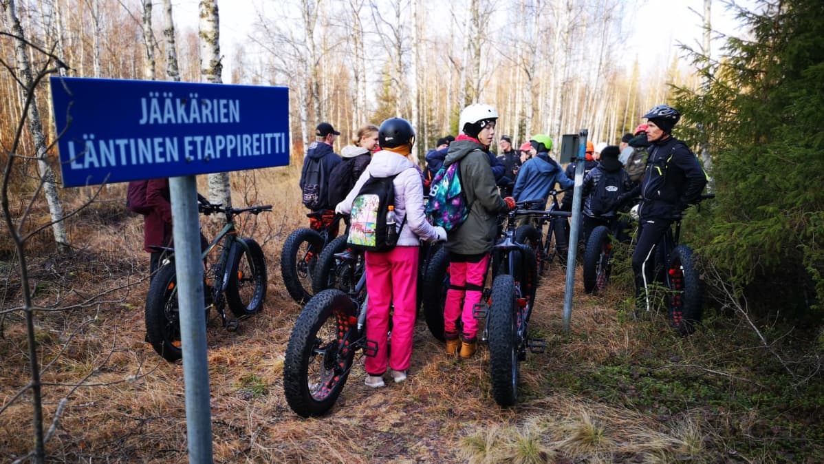 Koululaiset lähdössä läskipyörillä Jääkäripolulle.