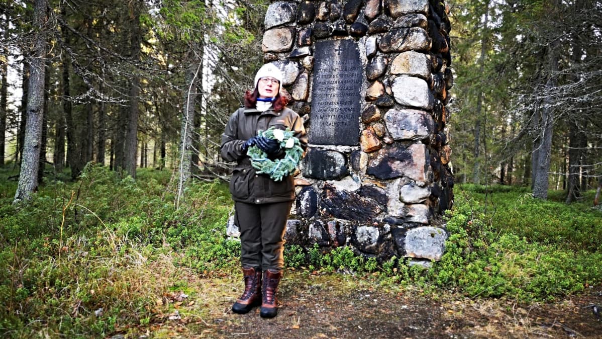 Simon kunnanjohtaja Vivi Marttila pitää puhetta jääkärimuistomerkillä.