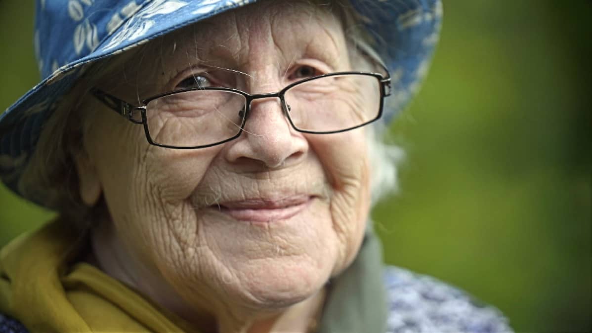 Lähikuva Anja Tuomelasta.