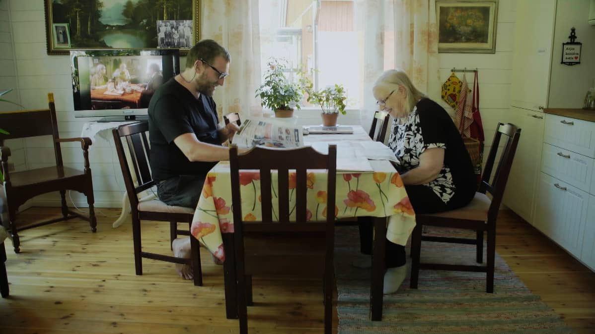 Pekka Tuomela istuu äitinsä Anja Tuomelan kanssa aamiaispöydässä.