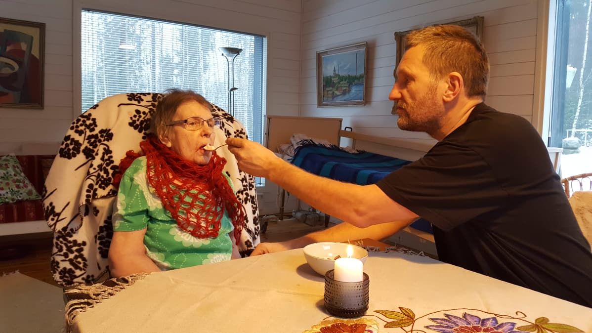 Pekka Tuomela syöttää anopilleen Pirkolle aamiaista joulukuussa 2016.