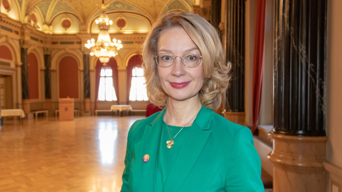 Tytti Tuppurainen oulun kaupungintalon juhlasalissa