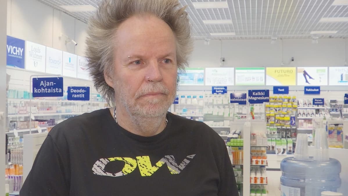 Riihimäkeläinen Rauli Mård apteekissa.