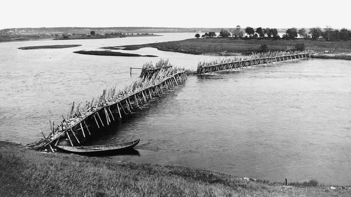 Hervan lohipato Kemijoessa 1940-luvulla otetussa kuvassa.