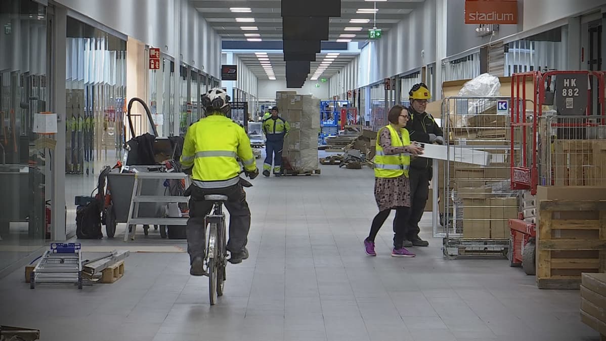 Työmiehiä Ideaparkin rakennustyömaalla.