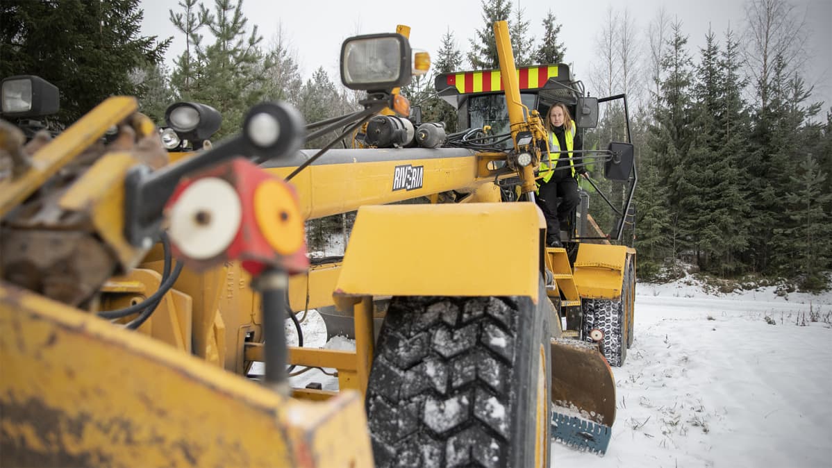 Opiskelija Kati Tiilikainen tiehöylän hytin ovella.