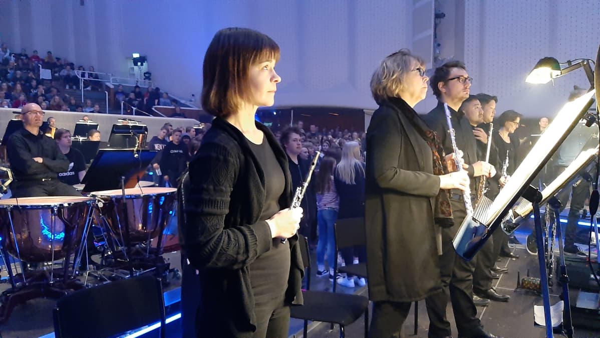 Anu Honkanen, en dam med svart tröja, håller i sin piccolafjöjt inför en konsert i Åbo konserthus.