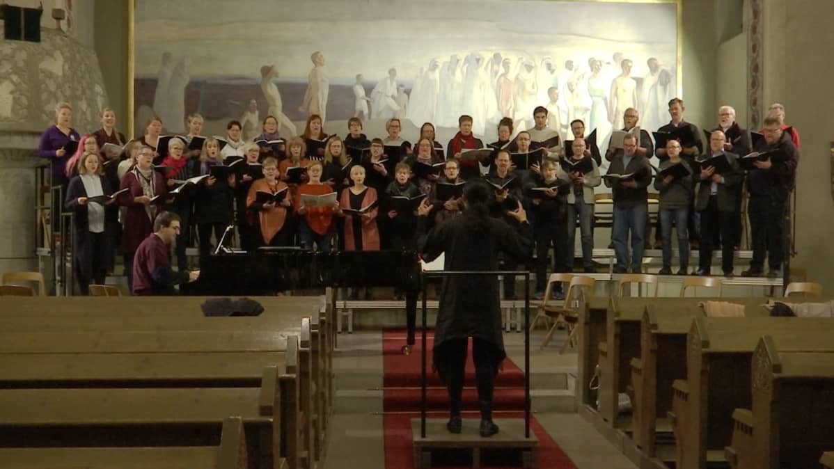Händel-kuoro Tuomiokirkon alttarilla.