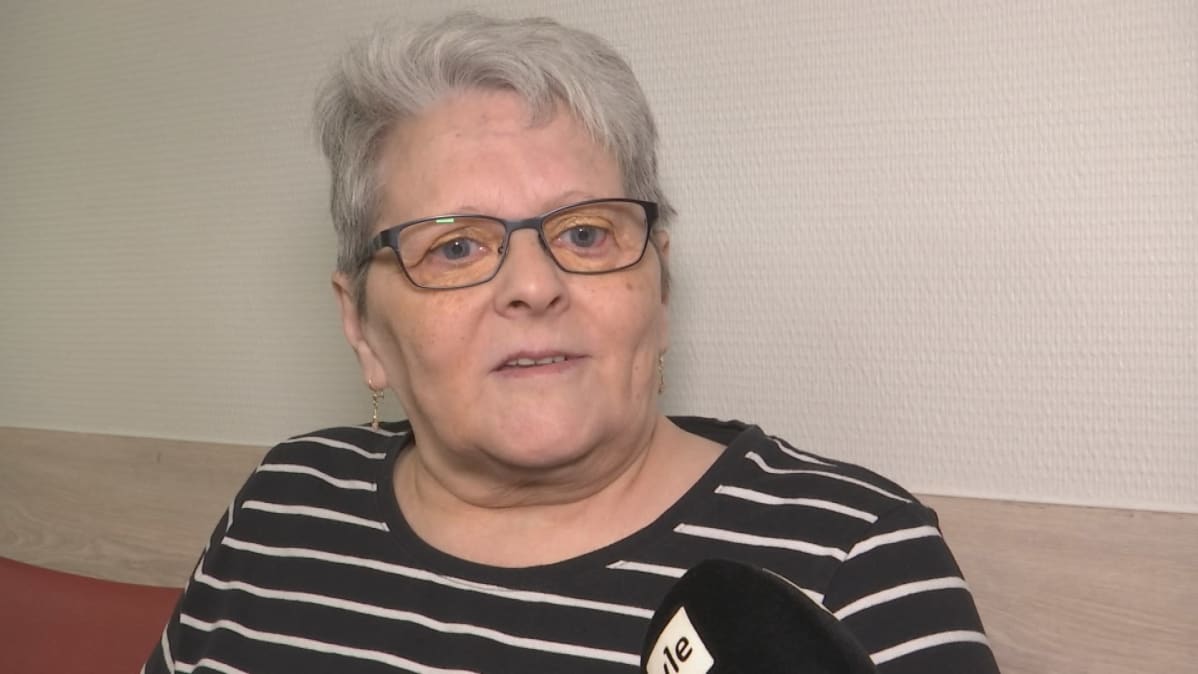 Marja-Liisa Valkealahti terveyskeskuksen odotusaulassa Alavudella.