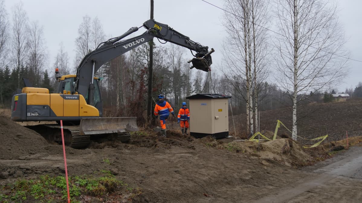 Parikkalan Valo Oy:n asentajat muuntajatyömaalla.