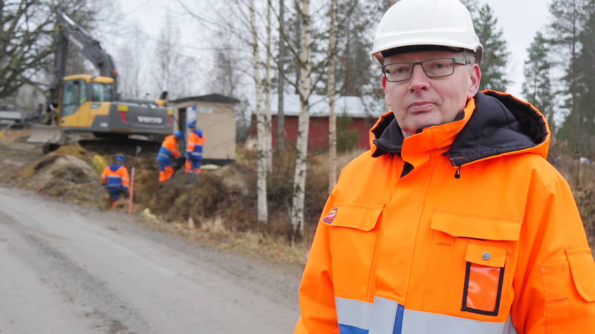 Parikkalan Valo Oy:n työpäällikkö Olli Mattila muuntajatyömaalla Parikkalassa.