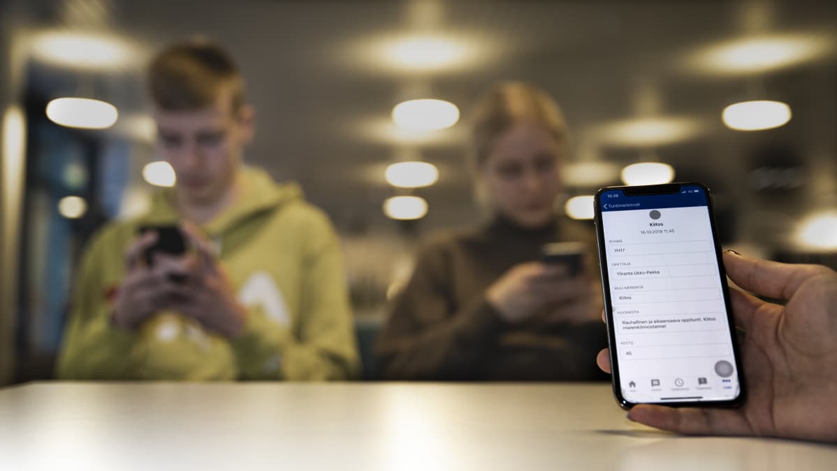 Pohjankartanon oppilaat katsovat Wilma-viestejä matkapuhelimesta