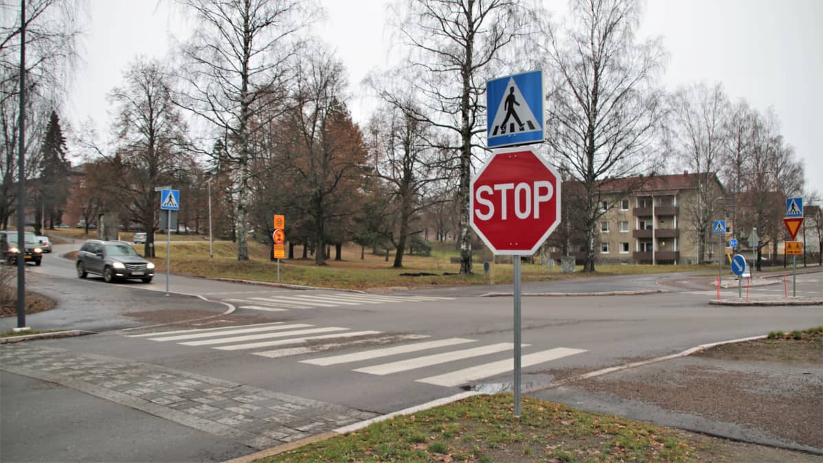 STOP-merkki eli pakollinen pysähtyminen