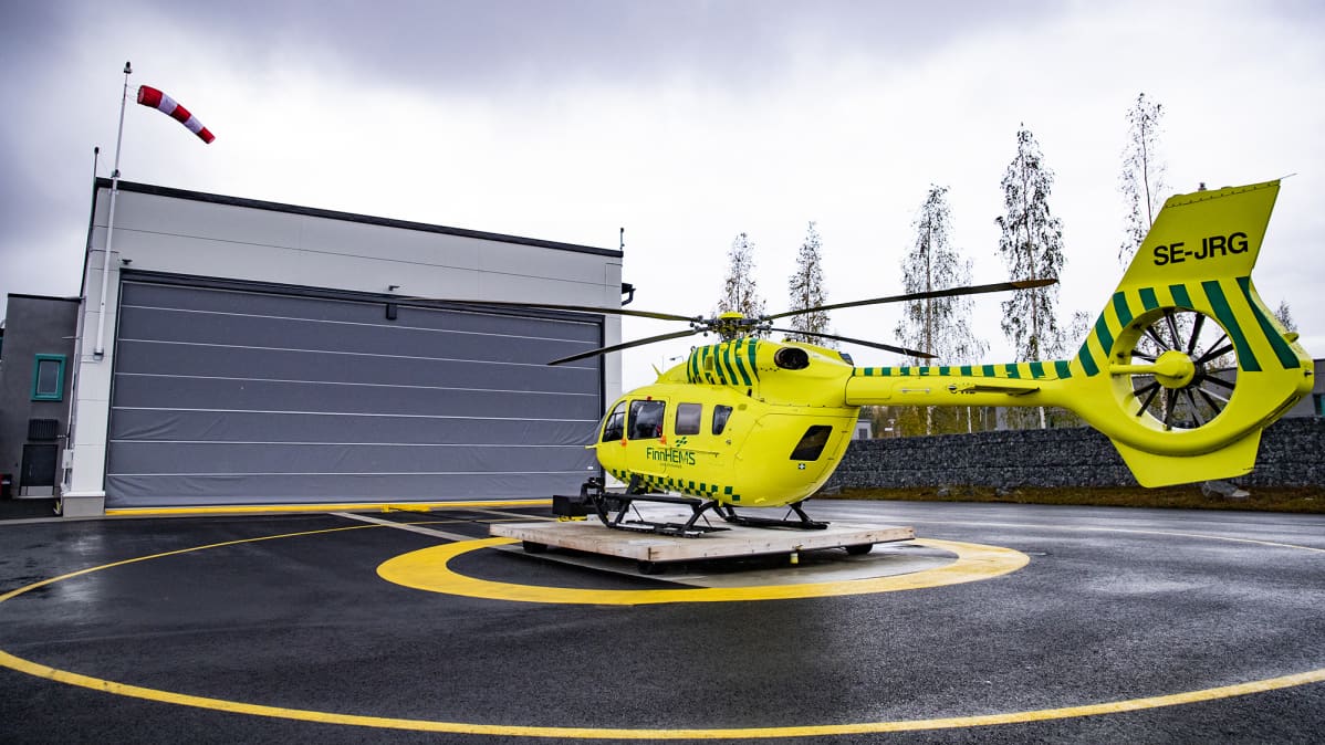 Lääkärihelikopteri platalla.