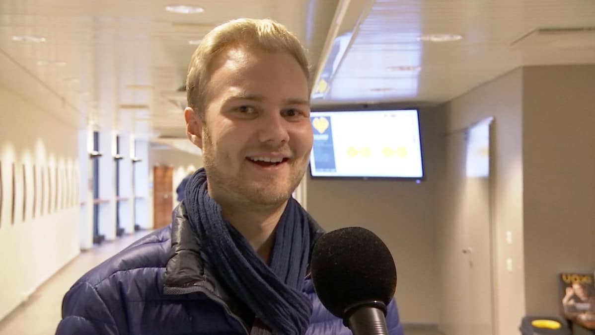Opiskelija Jaakko Vaasan yliopiston päärakennuksen käytävällä