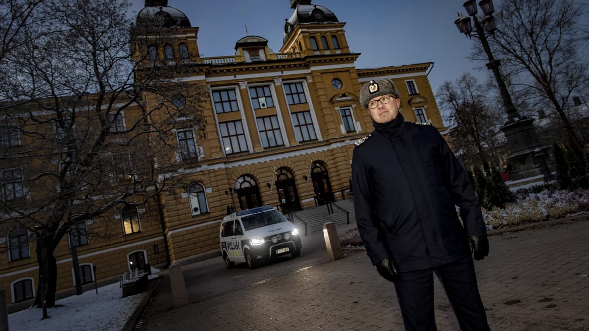 Rikosylikomisario Markus Kiiskinen Oulun kaupungintalon edustalla