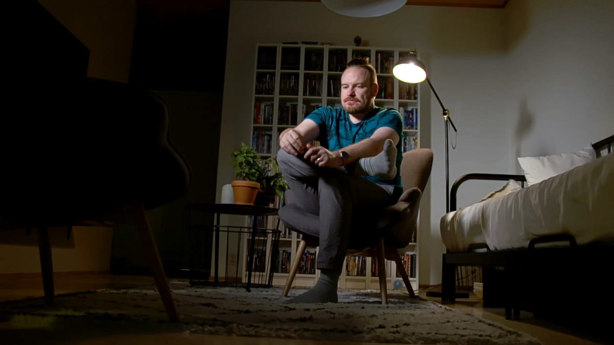 Jonas Pieniniemi istuu tuskaisena tuolissa laajassa kuvassa.