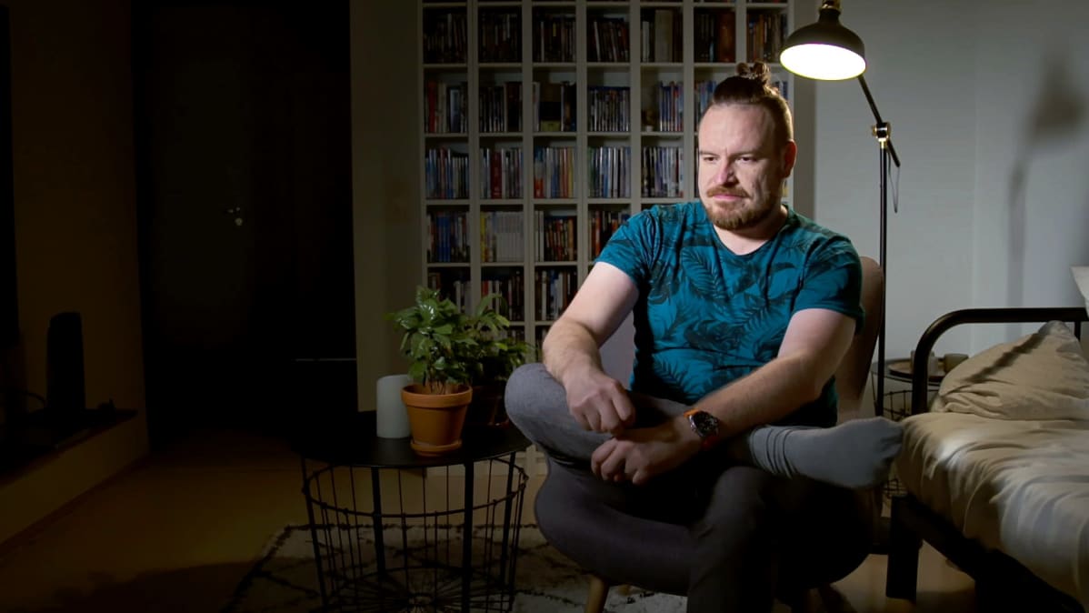 Jonas Pieniniemi istuu tuskaisena tuolissa laajassa kuvassa.