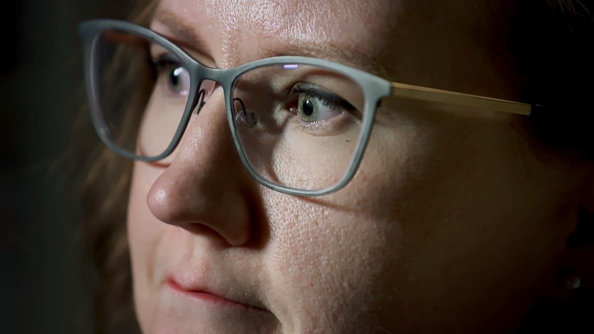 Jonas Pieniniemen vaimo Kati Pieniniemi mietteliäänä lähikuvassa.