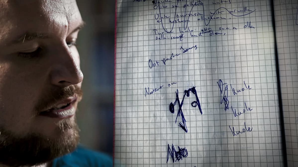 Kuva Jonaksen terapiapäiväkirjasta, jossa lukee: Olet paska Jonas, kuole, kuole, kuole.