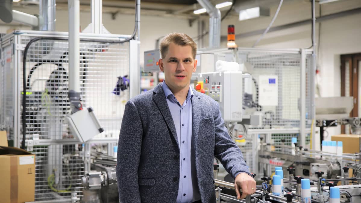 Vauhti Speedin toimitusjohtaja Esa Puukilainen Vauhdin Joensuun tehtaalla.