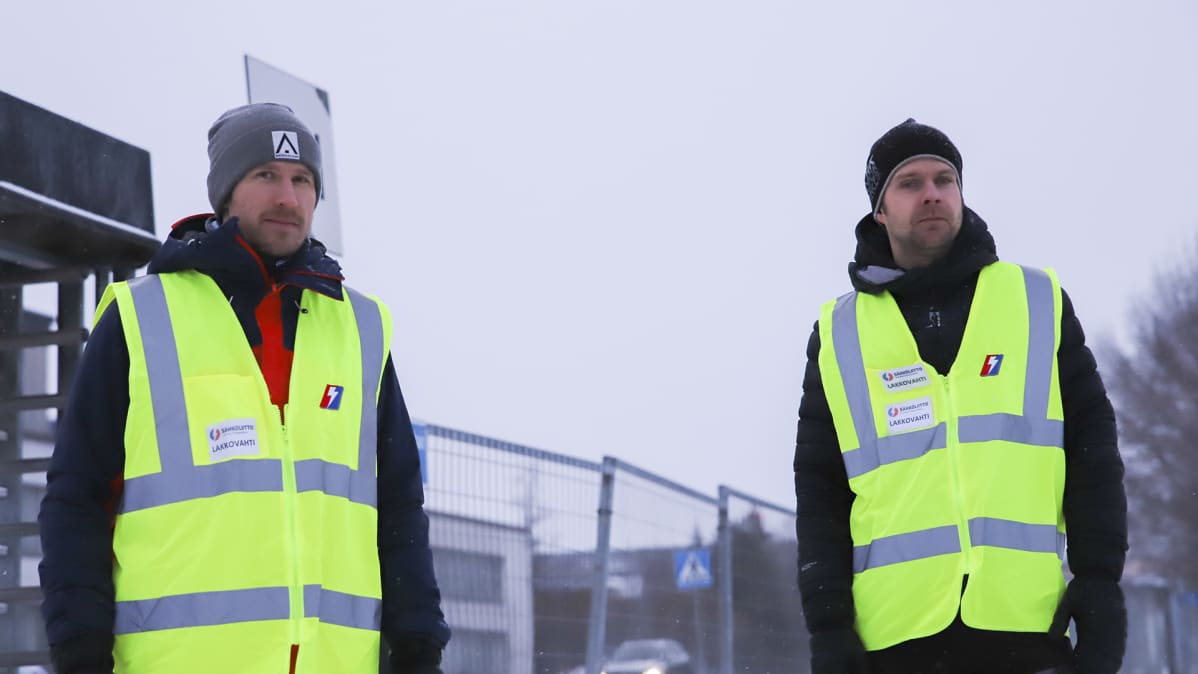 Teollisuus lakkovahdit Pekka Kenttä ja Heikki Konttajärvi päivystää Outokummun lakkoa.