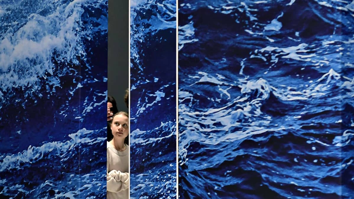 Greta Thunberg saapumassa Madridin ilmastokokoukseen tiistaina 10. joulukuuta 2019.