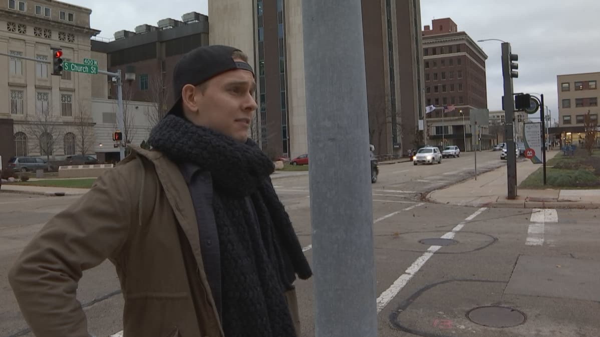 Kevin Lankinen seisoo Rockfordin keskustassa.