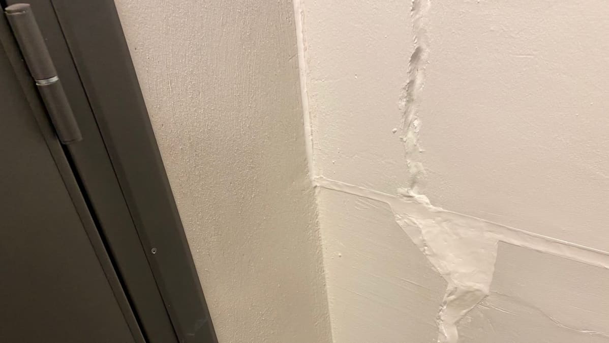 Logomon rappukäytävässä radanpuoleiseen seinään on ilmestynyt halkeamia, jotka kitattiin kiinni.