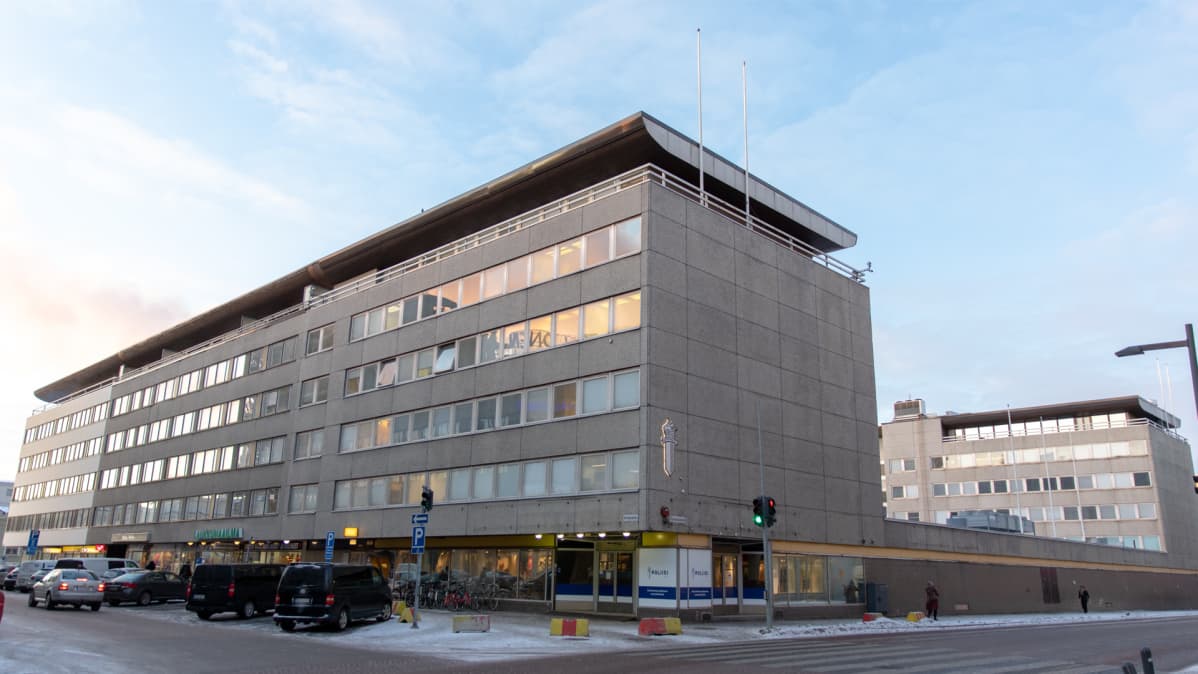 Rakennus Saristonkadun ja Kirkkokadun kulmauksessa