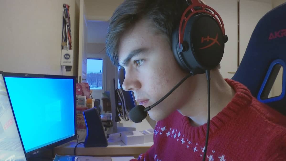 Tuomas Louhimaa pelaa tietokonepeliä.