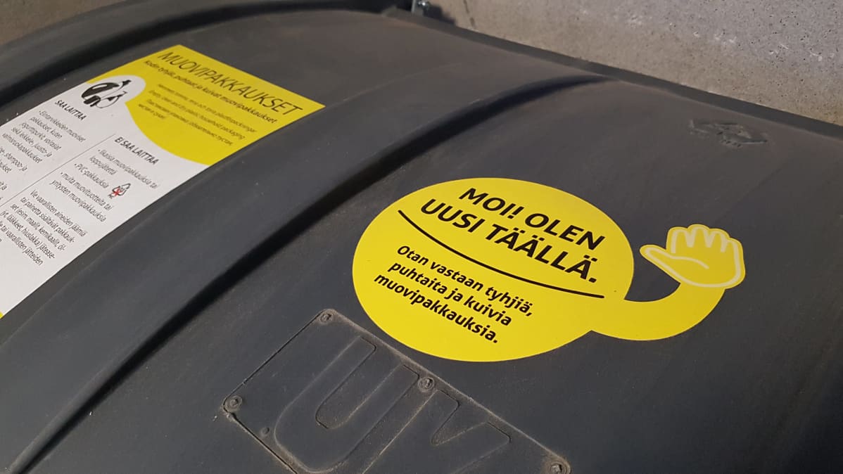 Muovijäteasti taloyhtiön roskakatoksessa