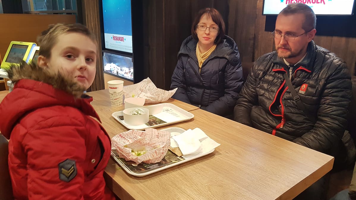 Venäläisperhe syömässä Hesburgerissa