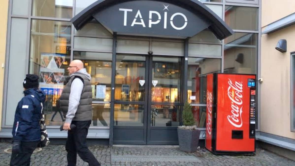 mies kävelee Tapio-elokuvateatterin ohi