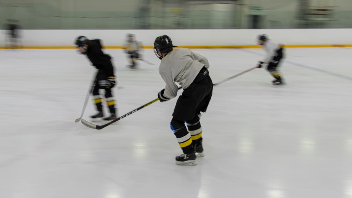 Junnu Kärpät treenaa jääkiekkoa