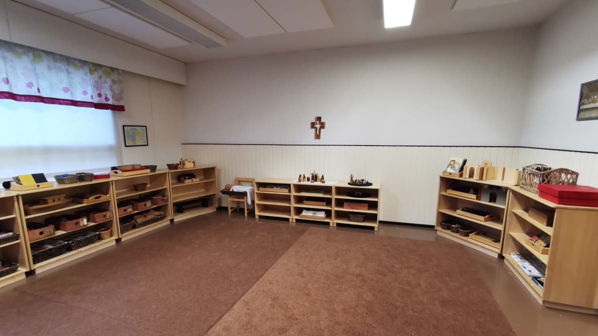 Godly Play -opetusmenetelmän apuvälineitä Ylöjärven Kauraslammin raamattuhuoneessa