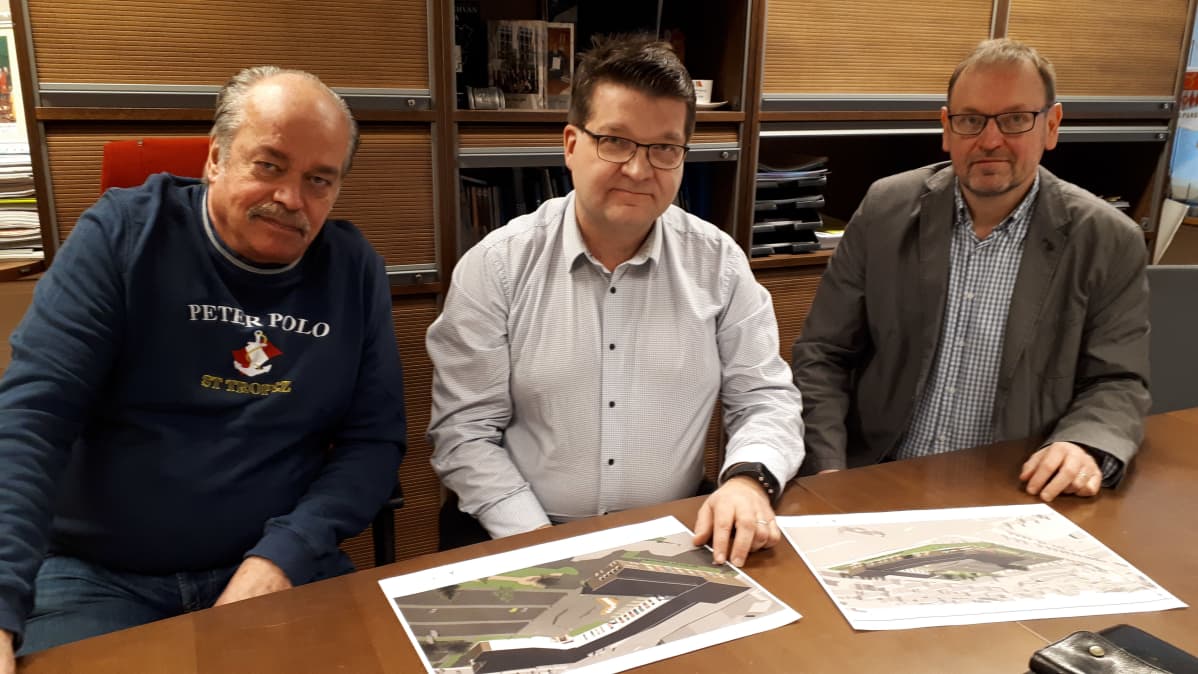 Markku Lehtola, Jouko Peltonen ja Matti Yli-Lahti tutkivat havainnekuvia.