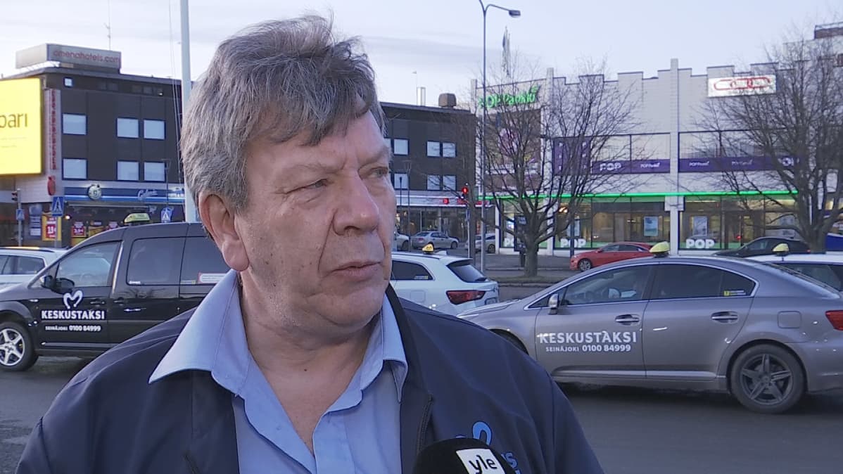 Heikki Salonen seisoo taksiaseman pihalla