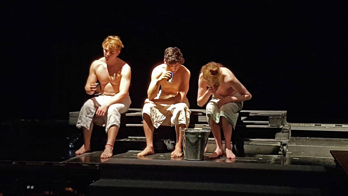 Lappeenrannan lukio teatteri harjoittelee Häräntappoase -näytelmää