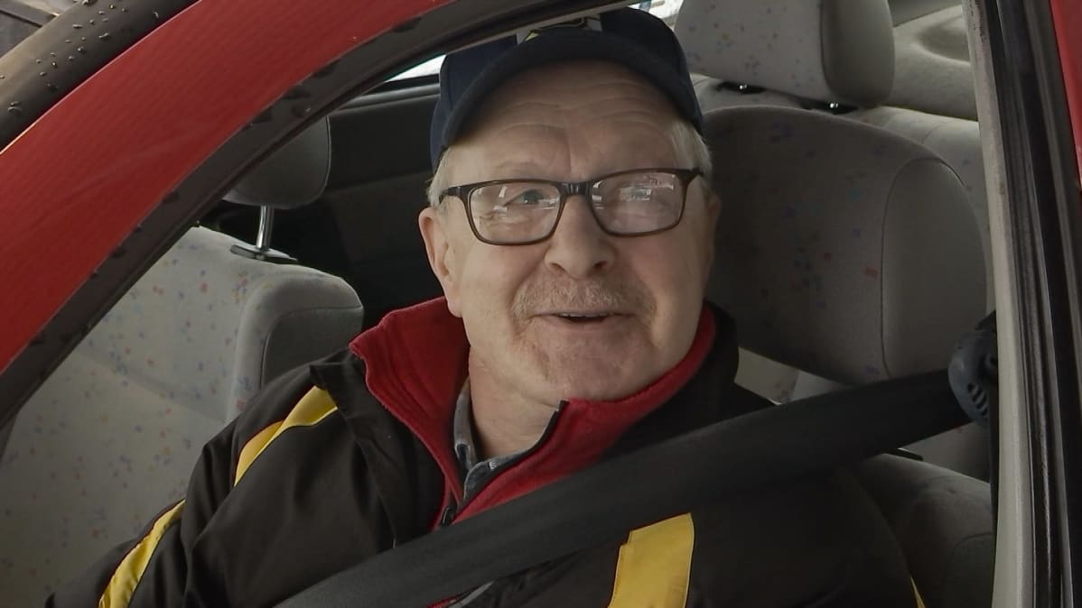 Heikki Ikäheimonen Nuijamaan raja-asemalla matkalla tankkaamaan Venäjälle.