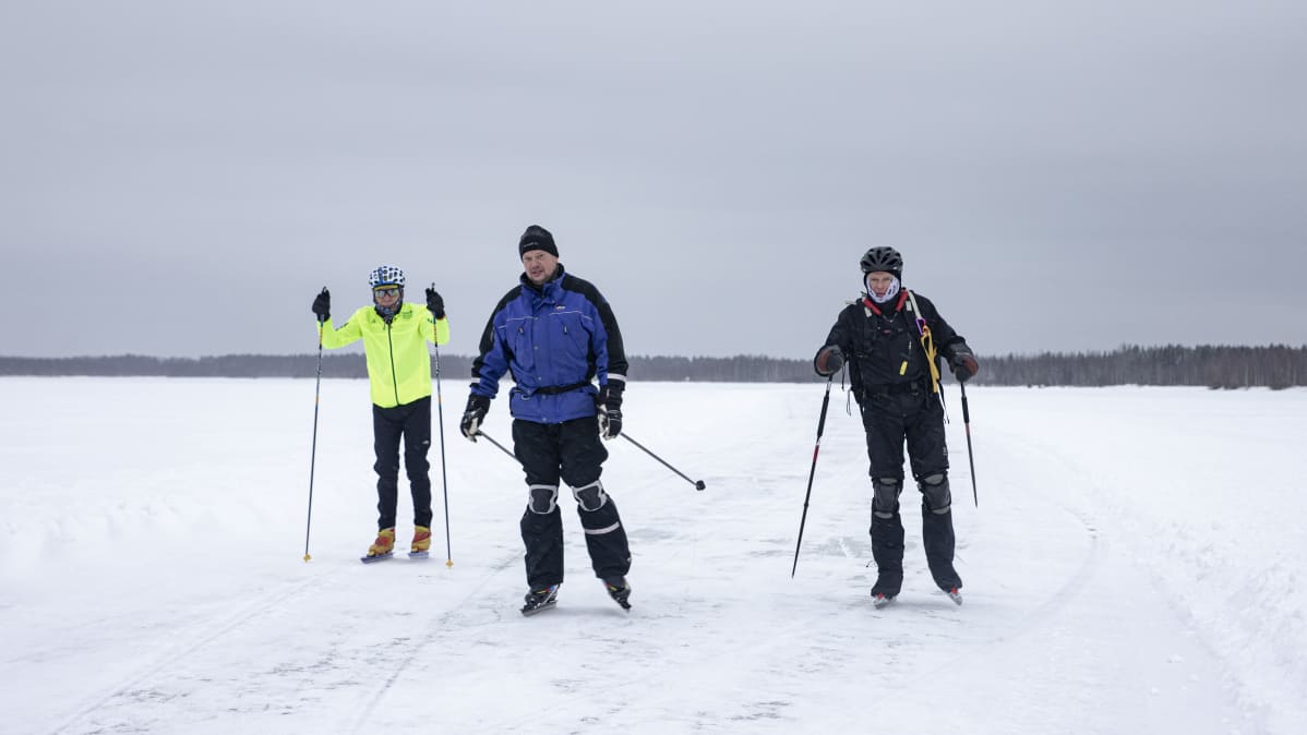 Hannu Korkiala, Henry Leinonen ja Markku Savolainen retkiluistelemassa Vuottolahdella.
