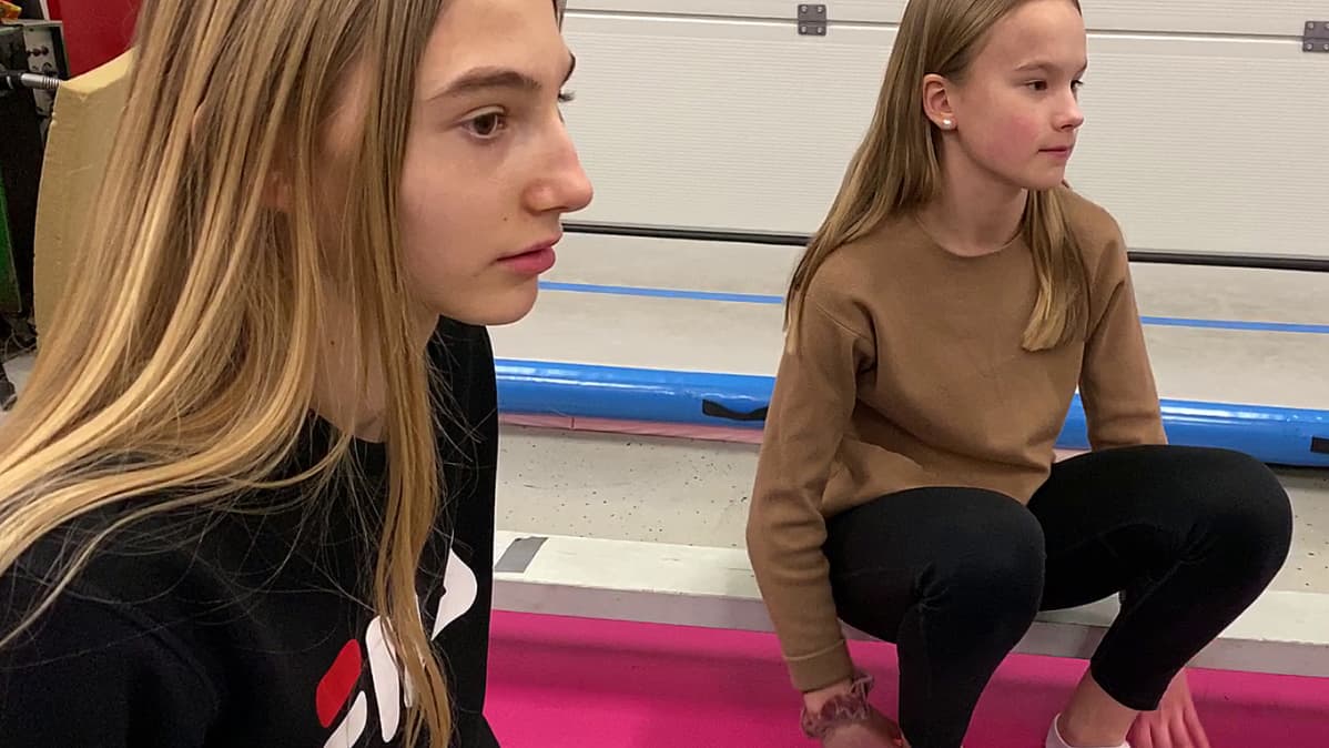 Kuvassa Vilma Knutar ja Ella Erkkilä