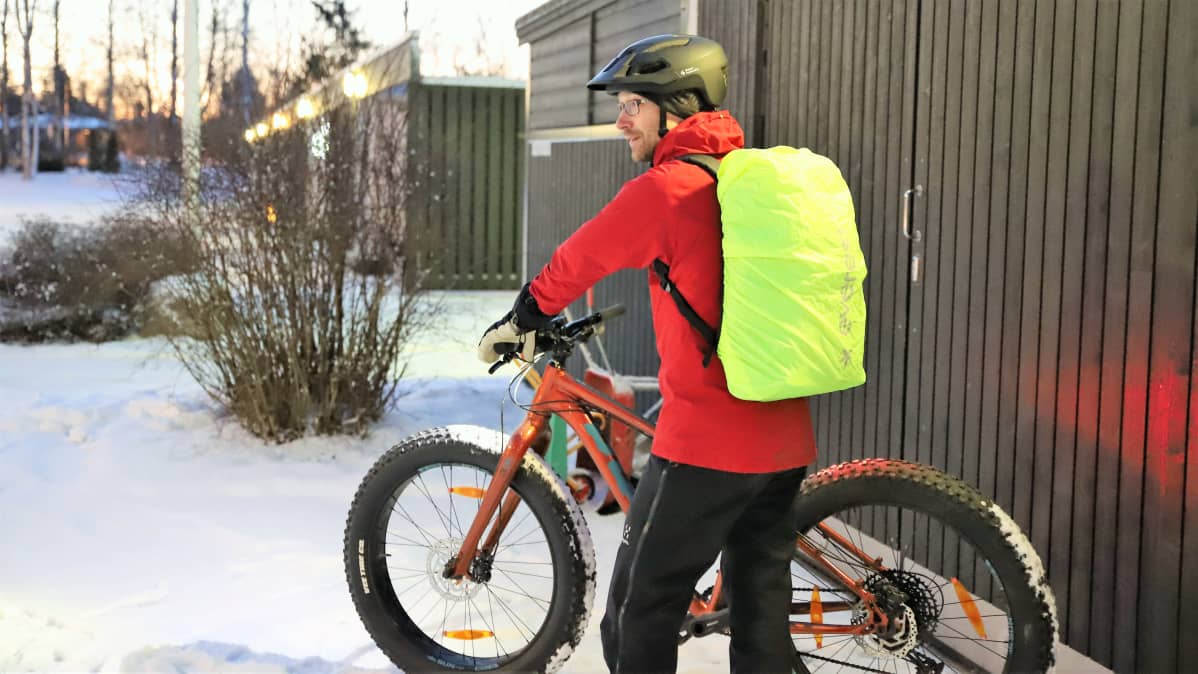 Lahtelainen Jari Klinga pyöräilee töihin