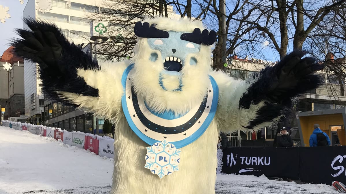 Pikkulaskiainen Turun Aurakadulla.