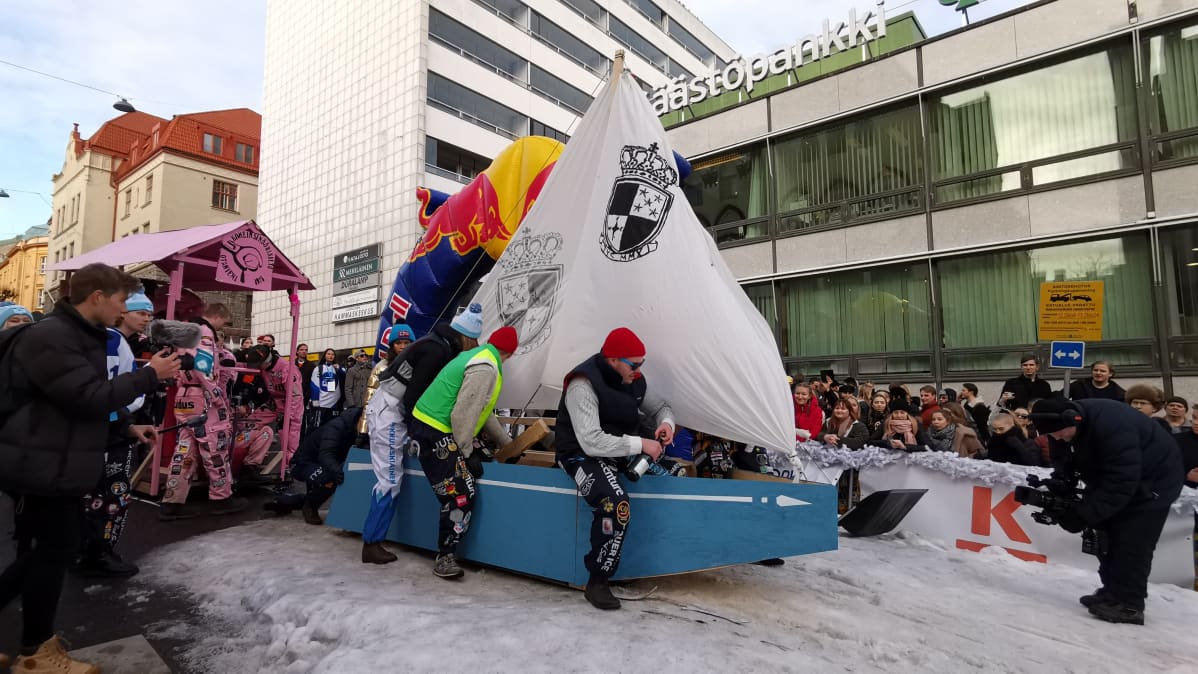 Pikkulaskiainen Turun Aurakadulla.