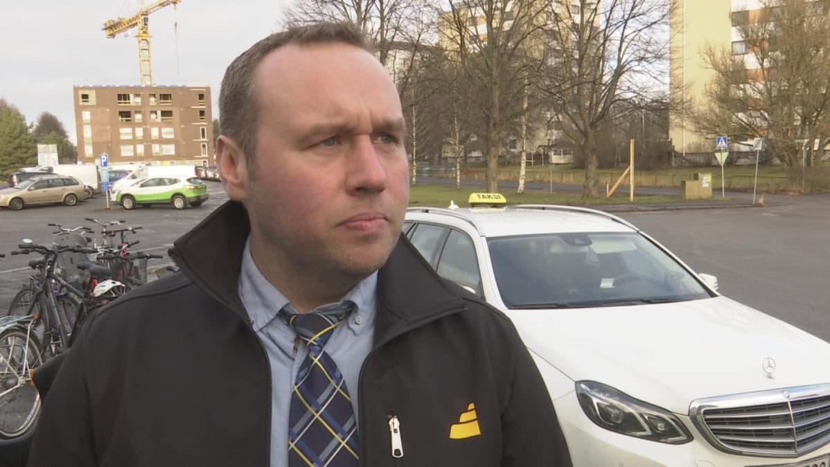 Taksiyrittäjä Mikko Koskinen.